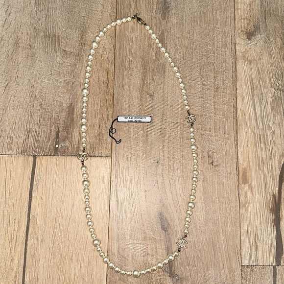 Like New! CHANEL pearl necklace - Picture 3 of 9